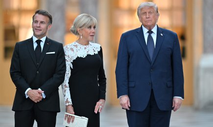 Перепутал с женой? Трамп попал в конфуз из-за флирта с Брижит Макрон (ВИДЕО)