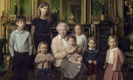 Королева и семеро внучат: ко дню рождения Елизаветы II представили новый официальный портрет