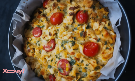 Лінивіше не буває: рвемо лаваш на шматочки і готуємо ситний і смачний пиріг (ВІДЕО)