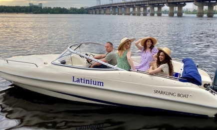 Девичник, свидание, фотосессия, шампанское: ухвати лето за хвост на прогулках по Днепру со Sparkling Boats