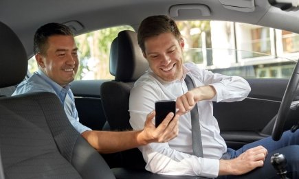 Водитель Uber обалдел от находки: полный ящик морепродуктов и вибратор. ТОП самых странных вещей, забытых в такси