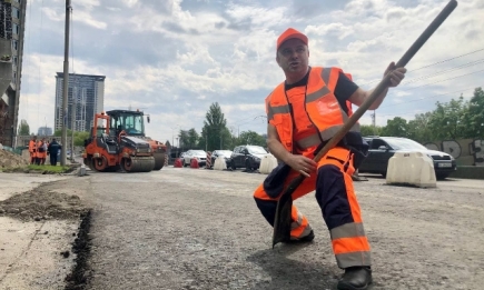 "Якби не шоу-бізнес": Віктор Павлік став ремонтником доріг в рамках фотопроєкту