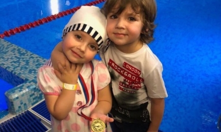 4-летняя дочь Аллы Пугачевой и Максима Галкина получила первую медаль за плавание