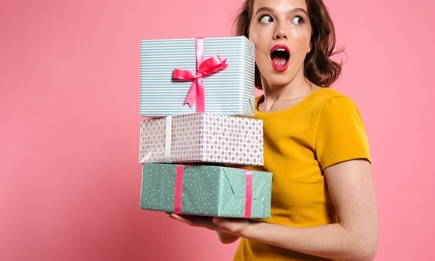 Приятные сувениры и важные вещи: идеи подарков ко Дню рождения невестки