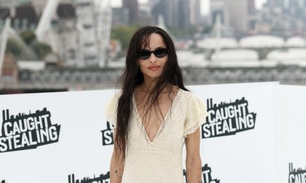 Обрала сукню у трендовому кольорі: Зої Кравіц зачарувала новим луком у Лондоні (ФОТО)