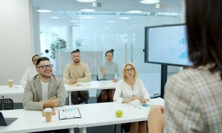 Експертка назвала три риси ідеальної помічниці для Кардаш’ян і Костнера