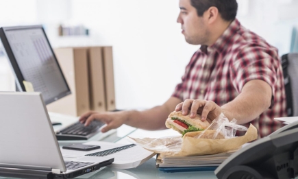 Так краще не обідати: як не варто харчуватися на роботі
