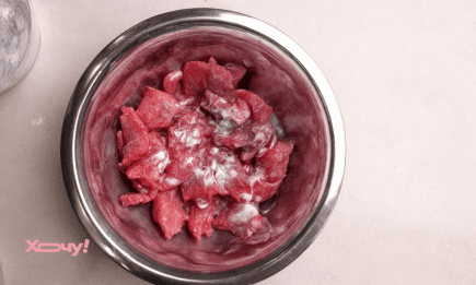 Секрет китайских поваров: чем они посыпают самое дешевое мясо, чтобы получить сочное блюдо