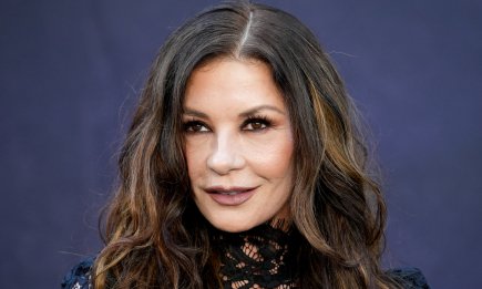 Осторожно, горячо! 56-летняя Кэтрин Зета-Джонс похвасталась стройной фигурой в соблазнительном мини-платье (ФОТО)