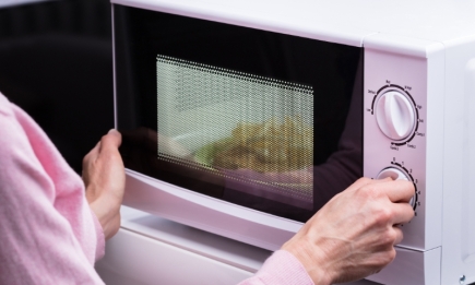 Нужно ли закрывать дверцу микроволновки после готовки? Какие последствия могут быть