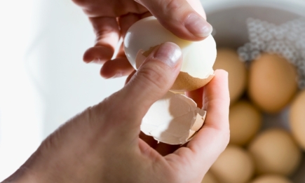 Як варити яйця, щоб самі вистрибували зі шкаралупи: простий лайфхак