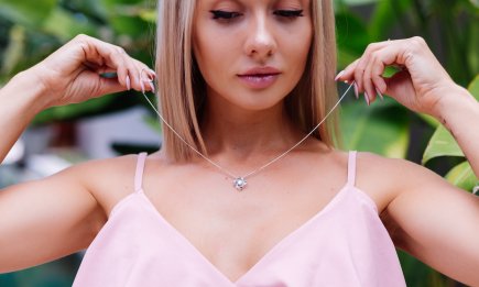 Місія "діамант": як правильно підібрати прикрасу під виріз одягу, щоб виглядати дорого та елегантно (ФОТО)