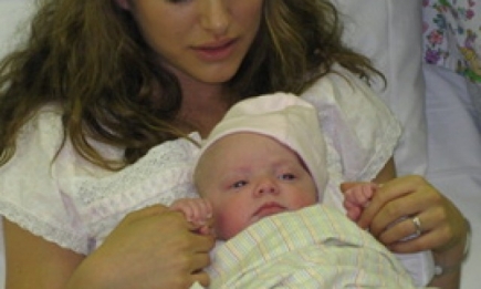 Натали Портман показала своего новорожденного сына