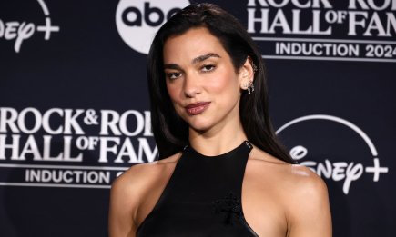 Тонкие бретели и черные каблуки: Дуа Липа на Неделе моды в Париже позировала в платье, которое подчеркивает каждое движение (ФОТО)