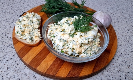 Супербыстрый и очень сытный салат с чесноком и плавленым сыром: бюджетный рецепт на каждый день