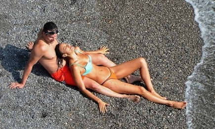 Секс на пляже: Ирина Шейк и Бредли Купер загорают в Италии