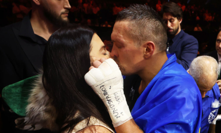Жена Александра Усика чувственно отреагировала на победу мужа и показала их горячий поцелуй (ФОТО)