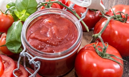 Як вберегти відкриту томатну пасту від плісняви: банка буде зберігатись місяцями
