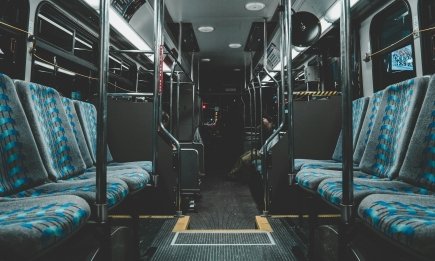 Чому сидіння в автобусах і поїздах мають дивні строкаті візерунки: справжня причина