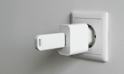 Що буде, якщо вставити USB-флешку в зарядку: простий експеримент