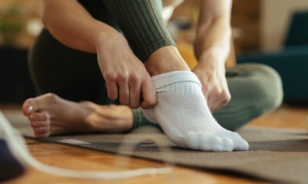 Як довше зберегти білі шкарпетки чистими? Вам допоможе лак для волосся!