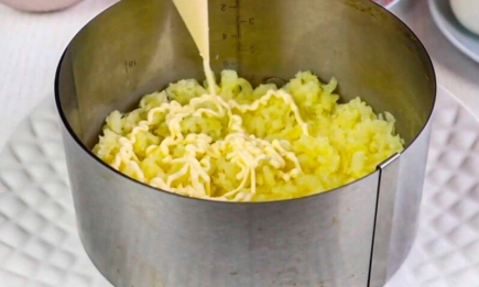 Хитрый "майонезный" лайфхак: как не облившись соусом, сделать на салате тоненькую сеточку