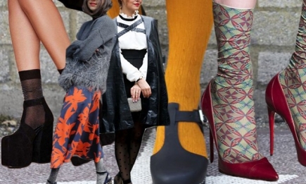 Как носить босоножки и туфли с носками и цветными колготками: примеры из коллекций. Street Style