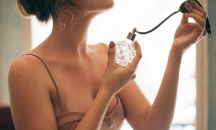Ароматический лайфхак от парфюмеров: секретная точка на теле, куда стоит наносить парфюм