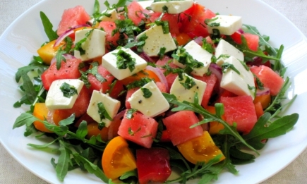 Такого блюда вы еще не пробовали: салат с томатами и арбузом (РЕЦЕПТ)