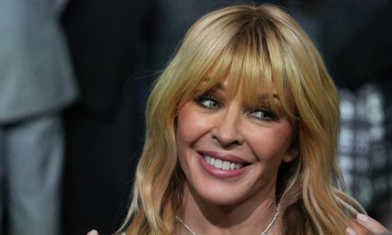 Яка розкішна! 57-річна Кайлі Міноуг з'явилася на показі Chanel в спокусливому мереживі (ФОТО)