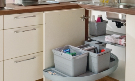 Куда приткнуть мусорное ведро на маленькой кухне и как сделать, чтобы от него не "пахло": хитрость на миллион