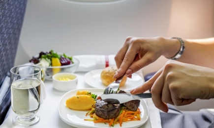 Не заказывайте еду и напитки во время полета: неожиданные причины
