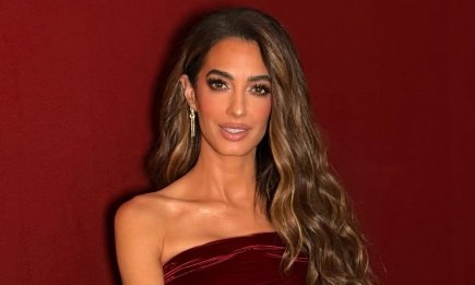 47-летняя Амаль Клуни очаровала эффектным макияжем с коралловыми румянами (ФОТО)