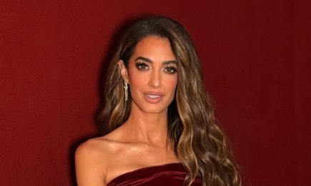 Прочь строгие костюмы: Амаль Клуни поразила расслабленным образом в "грязных" джинсах-клеш (ФОТО)