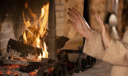 Сделайте так – и сырые дрова будут гореть и не дымить: эффективный трюк