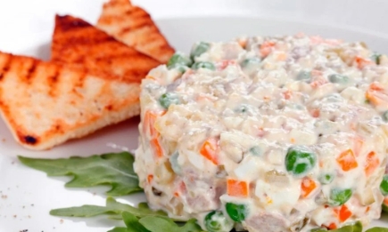 “Олів'є” ще не був таким смачним: чим замінити ковбасу в салаті, щоб стало значно апетитніше (РЕЦЕПТ)