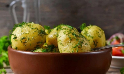 Просто бросьте их в кастрюлю: три ингредиента, которые превратят обычный картофель в шедевр