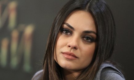 Не лише для вечірки: Міла Куніс показала, як носити атласну спідницю в повсякденному зимовому образі (ФОТО)