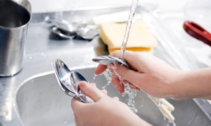 Как сохранить здоровье кожи рук во время мытья посуды: 3 простых шага