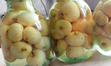 Найсмачніший спосіб заготівлі яблук: фрукти у банці (РЕЦЕПТ)