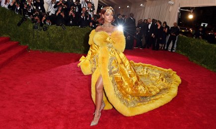 Застенчивая императрица: почему Рианне было стыдно за один из самых ярких образов в ее карьере (ФОТО)