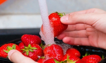 Клубничный лайфхак: как быстро и без проблем отмыть даже очень грязные ягоды