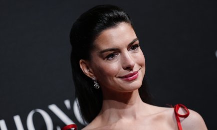 "Алая мечта": Энн Хэтэуэй предстала в винтажном платье Valentino, украв все взгляды (ФОТО)