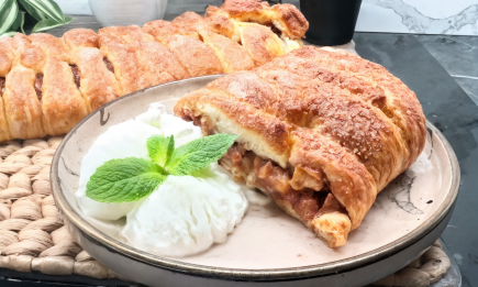 Всего 15 минут – и пирог на столе: ленивый рецепт яблочной выпечки (ВИДЕО)