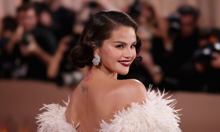 Ці пір'їни - це щось! Селена Гомес стала зіркою "Золотого глобуса" в сукні Chanel (ФОТО)