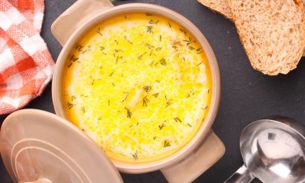 Огромная кастрюля сырного супа за копейки: вкусное блюдо из простейших продуктов (РЕЦЕПТ)