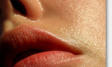 Потрескавшиеся губы: 12 советов, как бороться с сухостью