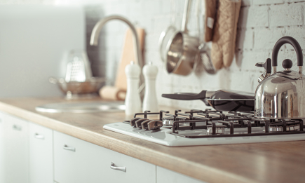 6 способов вымыть липкую пыль на кухне