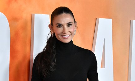 Вместо платья: Деми Мур поразила образом в водолазке и юбке необычного кроя (фото)