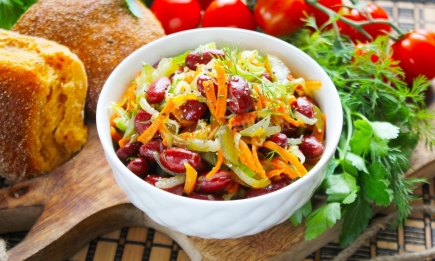 Для цього салату потрібно кілька продуктів: ситна “Монастирська” закуска, в якій немає ні грама м'яса (РЕЦЕПТ)